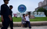 Un couple prend un selfie devant une installation de l'Organisation de coopération de Shanghai, le 8 juin 2018 à Qingdao, en Chine
