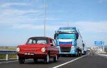 Image diffusée par le ministère russe des Transports montrant des véhicules russes franchissant le nouveau pont international routier entre la Russie et la Corée du Nord, au-dessus du fleuve Tumen, lors de son inauguration, le 7 septembre 2026