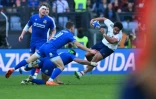 Le centre du XV de France Yoram Moefana navigue dans la défense de l'Italie dans le Tournoi le 23 février 2025 à Rome