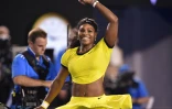 L'Américaine Serena Williams remporte le match contre la Polonaise Agnieszka Radwanska, le 28 janvier 2016 lors de l'Open d'Australie à Melbourne