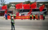 Des citoyens chinois au Pérou attendent l'arrivée du président chinois Xi Jinping devant la base aérienne 8, non loin de l'aéroport international Jorge Chavez, à Callao, près de Lima, au Pérou, le 14 novembre 2024.   