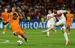 Le milieu de terrain turc Hakan Calhanoglu voit sa frappe contrée par le défenseur néerlandais Denzel Dumfries pendant le quart de finale de l'Euro-2024 entre les deux nations, remporté par les Pays-Bas (2-1), à Berlin en Allemagne, le 6 juillet 2024
