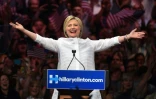 La candidate démocrate Hillary Clinton, ici célébrant sa victoire dans la course à l'investiture à New York le 7 juin 2016, peut désormais compter sur le président sortant Barack Obama