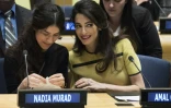 La lauréate du Prix Nobel de la paix 2018 Nadia Murad (g) et l'avocate des droits de l'Homme Amal Clooney (d) au siège des Nations Unies, le 9 mars 2017 à New York