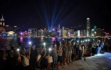 Des manifestants pro-démocratie forment une chaîne humaine, le long de Victoria Harbour, le 23 août 23019 à Hong Kong