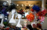 Les chapeaux et masques vendus par la boutique de Meeka Robinson Davis, One-Of-A-Kind Hats, à Los Angeles, en Californie, le 24 novembre 2020 