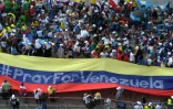 Des pélérins tiennent une banderole "Priez pour le Venezuela" en attendant l'arrivé du pape François le 24 janvier 2019 à Panama City