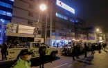 Des véhicules de police devant une discothèque où une bousculade a provoqué la mort de 13 personnes, le 23 août 3030 à Lima, au Pérou