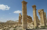 Vue générale de Palmyre en Syrie et des restes de l'Arc de triomphe le 27 mars 2016 après la reprise de la cité antique aux mains du groupe Etat islamique