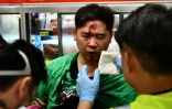 Des médecins bénévoles soignent un homme attaqué durant des affrontements avec des manifestants, à Hong Kong le 13 octobre 2019