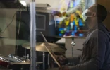 Un musicien joue de la batterie dimanche 12 avril 2020 à la Friendship Baptist Church à Baltimore, que le pasteur Alvin Gwynn a décidé de maintenir ouverte malgré les règles de confinement