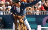 Le Français Julien Epaillard et son cheval Dubaï du Cedre célèbrent leur victoire lors de l'épreuve individuelle de saut d'obstacles des Jeux olympiques de Paris 2024 au château de Versailles, dans la banlieue ouest de Paris, le 5 août 2024