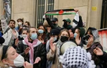 Des manifestants pro-palestiniens Ă Sciences Po Paris, le 26 avril 2024