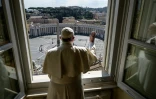 Le pape François devant la place Saint-Pierre quasi-déserte pour la bénédiction de l'Angélus le 15 mars 2020, photo transmise par le Vatican