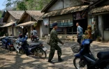 Un soldat thaïlandais marche dans le village de Mae Sam Laep, à la frontière avec la Birmanie, le 31 mars 2021