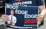 Un soutien de Peter Buttigieg porte une affiche montrant la manière de prononcer le nom du candidat, le 8 avril 2019 à Las Vegas