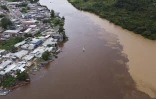 Vue aérienne de la jonction des rivières Yaruari et Cuyuni et la ville minière d'El Dorado, dans l'Etat de Bolivar, le 24 mai 2025 au Venezuela
