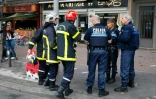 Pompiers et policiers le 6 août 2016 devant le bar Au Cuba Libre, à Rouen, où un incendie a fait au moins 13 morts