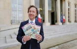 Stéphane Bern présente en mai 2018 des tickets du Loto du patrimoine