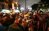 Des manifestants pro-démocratie devant le monument à la Victoire à Bangkok, le 18 octobre 2020