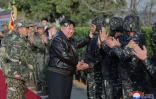 Photo diffusée le 25 mars 2024 par l'agence nord-coréenne Kcna du dirigeant nord-coréen Kim Jong Un (c) inspectant le premier régiment d'infanterie blindée de chars, le 24 mars 2024, dans un lieu non précisé en Corée du Nord
