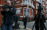 Des caméras le 6 février 2018 devant l'ambasssade d'Equateur à Londres où est réfugié le fondateur de WikiLeaks Julian Assange depuis bientôt six ans