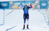 Julia Simon franchit la ligne d'arrivée en tête lors du relais mixte, aux JO de Milan Cortina, le 8 février 2026
