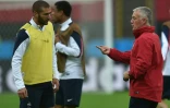 Le sélectionneur des Bleus Didier Deschamps échange avec Karim Benzema, lors d'une séance d'entraînement au Brésil, le 14 juin 2014 à Porto Alegre