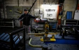 Un employé des Forges de Tarbes où sont usinés des fûts d'obus de 155 mm, le 4 avril 2023 dans les Hautes-Pyrénées