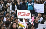 Des partisans du "Parti du peuple des cafards" (CJP) manifestent pour réclamer la démission du ministre de l'Éducation, en raison de fraudes présumées aux examens universitaires, le 20 juillet 2026 à New Delhi, en Inde