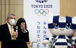 Le président du CIO Thomas Bach s'exprimant à l'issue d'une réunion avec la gouverneure Yuriko Koike à proximité de la mascotte Miraitowa, le 16 novembre 2020 à Tokyo