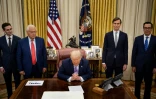 L'ambassadeur américain en Israël David Friedman (2è g), le conseiller Jared Kushner (2e d) et le secretaire au Trésor Steven Mnuchin (d) écoutent Donald Trump annoncer l'accord entre Israël et les Emirats Arabes Unis le 13 août 2020 à la Maison Blanche