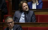 Le chef de file des députés socialistes Boris Vallaud et le premier secrétaire 
du PS sortant Olivier Faure en séance au Parlement, le 27 mai 2025 à Paris