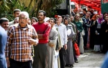 Des Egyptiens font la queue devant un bureau de vote lors du référendum devant prolonger le mandat du président Sissi, le 20 avril 2019 dans le quartier de Shoubra au Caire