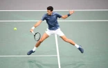 Le Serbe Novak Djokovic face au Bosnien Damir Dzumhur au Masters 1000 de Paris, le 1er novembre 2018