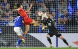 Le gardien de but danois de Leicester Kasper Schmeichel repousse le tir de l'attaquant mexicain de Naples Hirving Lozano, lors de leur match de la Ligue Europa, le 16 septembre 2021 à Leicester