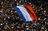 La foule attend les Bleus sur les Champs-Elysées à Paris, le 16 juillet 2018