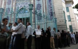 Des Iraniens attendent pour aller voter à la présidentielle, le 19 mai 2017 à Téhéran