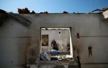 Kujtim Palloçi évacue des gravats de sa maison détruite par un incendie à Skenderbegas, près de Gramsh, dans le centre de l'Albanie, le 16 septembre 2025  