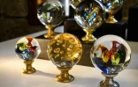 Des boules de verre décoratives dans l'entreprise Les Verreries de Bréhat sur l'île de Bréhat le 8 février 2018