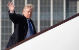 Donald Trump monte à bord d'Air Force One pour rejoindre le Vietnam, le 10 novembre 2017 à Pékin