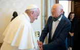 Photo prise et transmise par le Vatican, le 27 juin 2019 montrant le pape François (G) accueillant le socioloogue et philosophe français Edgar Morin (D) en audience privée au Vatican 