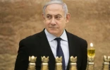 Le Premier ministre israélien Benjamin Netanyahu allume une bougie à l'occasion de la fête de Hannoucca, à Jérusalem, le 22 décembre 2019