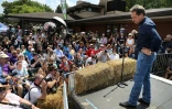 Le gouverneur du Montana et candidat démocrate à la Maison Blanche Steve Bullock lors d'un discours à la foire régionale de l'Iowa le 8 août 2019
