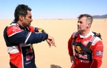 Le Qatarien Nasser al-Attiyah  (Toyota) discute avec le Français Sébastien Loeb (Prodrive), à l'issue de la 11e étape du Dakar-2022, le 13 janvier 2022 autour de Bisha
