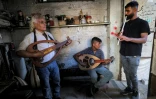 Le luthier palestinien Souhail Abou Chawich dans son atelier de réparation d'ouds, au camp de réfugiés de Nousseirat, dans le centre de la bande de Gaza, le 23 juin 2026