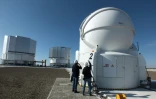 Des astronomes inspectent un télescope de l'observatoire de Paranal, au Chili, le 6 février 2018