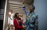 Une employée du musée Grévin habille la statue de Nelson Mandela