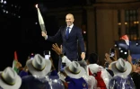 Zinédine Zidane porte la flamme olympique lors de la cérémonie d'ouverture des Jeux olympiques, le 26 juillet 2024 à Paris 