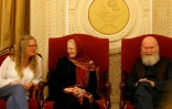 Sarah Entwistle (g) et ses parents Barbie (c) et Peter Reynolds après leur arrivée à l'aéroport de Doha, le 19 septembre 2025 au Qatar